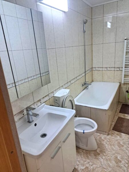 Rahova, parc Sebastian, str. Motoc, bloc din 1990