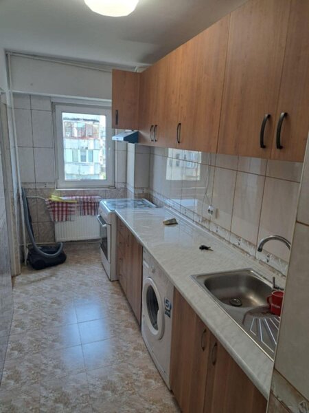 Rahova, parc Sebastian, str. Motoc, bloc din 1990