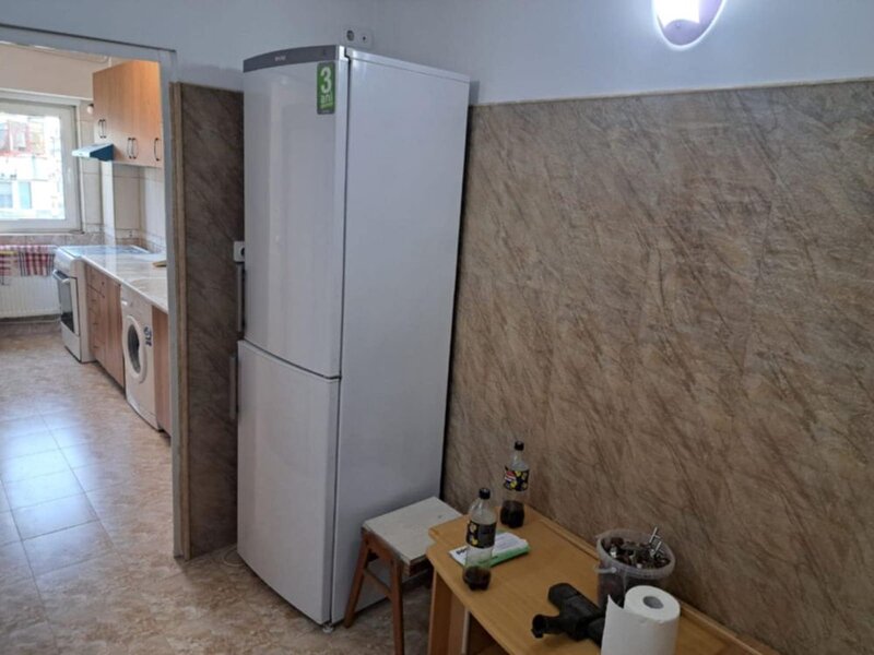 Rahova, parc Sebastian, str. Motoc, bloc din 1990