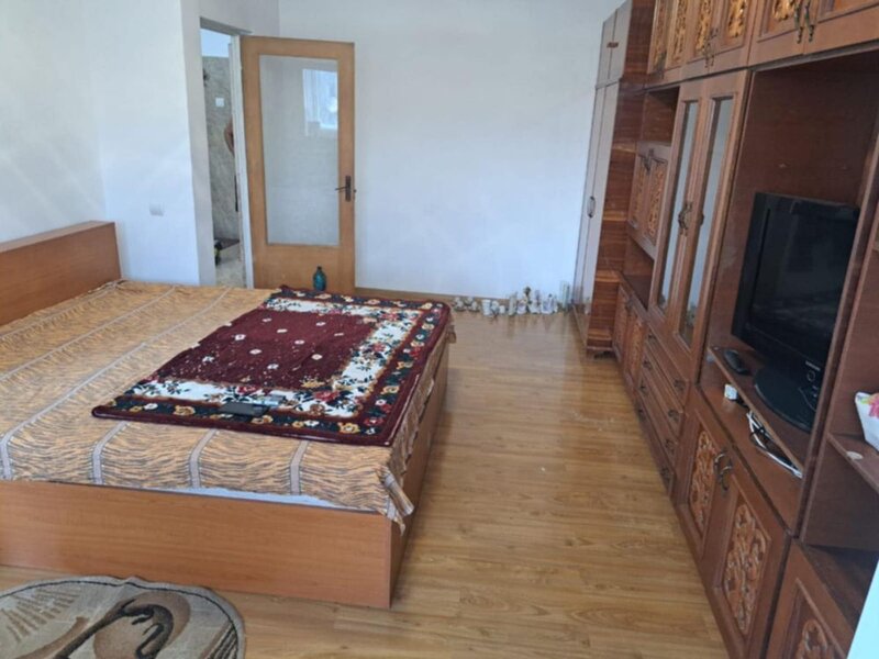 Rahova, parc Sebastian, str. Motoc, bloc din 1990